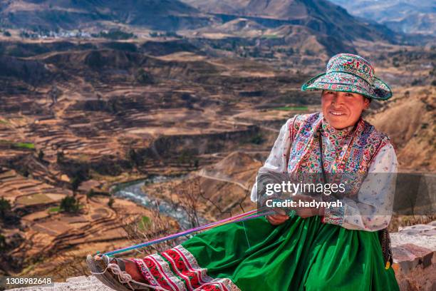 peruanische frau webt in der nähe von colca canyon, peru - arequipa peru stock-fotos und bilder