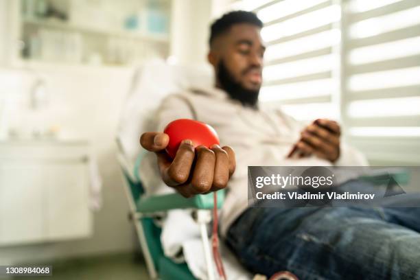 giovane che dona sangue - plasma foto e immagini stock