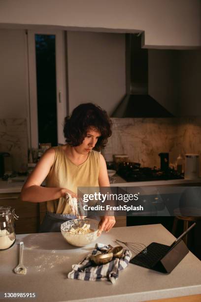 hobby casalinghi: una giovane donna che cuoce pane a lievitazione naturale da zero - la fase di impastamento - lievito naturale foto e immagini stock