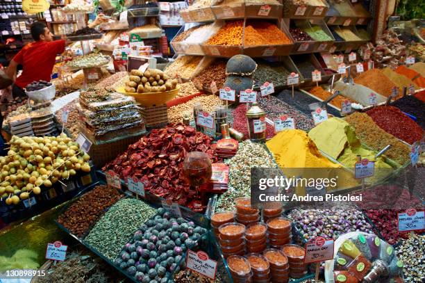 spices bazaar in istanbul - bazaar stockfoto's en -beelden