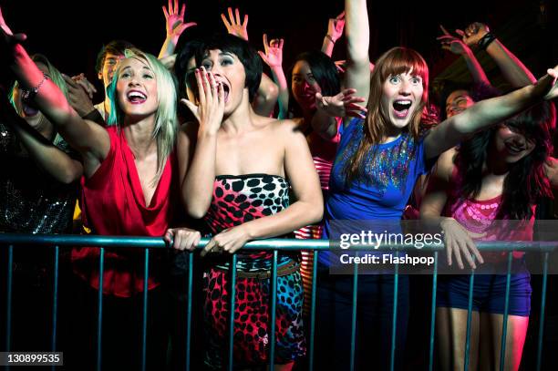 group of people at a music concert - popular music concert 個照片及圖片檔