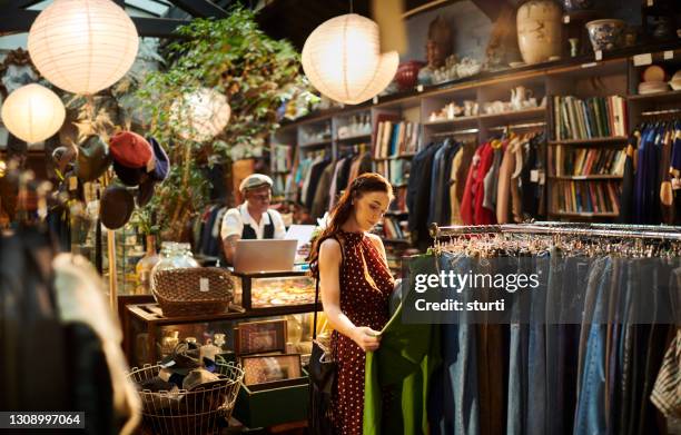 vendimia de compras - vestimenta fotografías e imágenes de stock