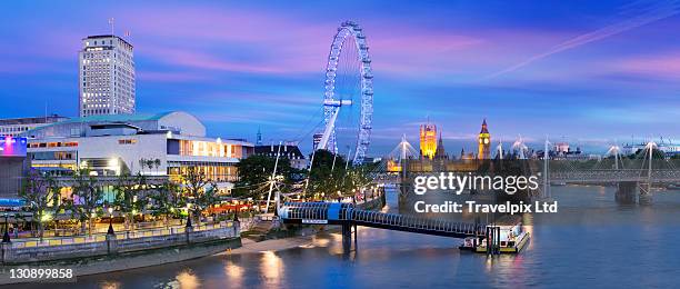 london eye and big ben at dusk, london,uk - big ben london eye dusk stockfoto's en -beelden