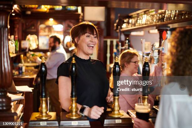 verdadera bienvenida ale pub - barman fotografías e imágenes de stock