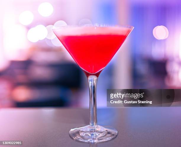 clover club cocktail - cosmopolitan cocktail stockfoto's en -beelden