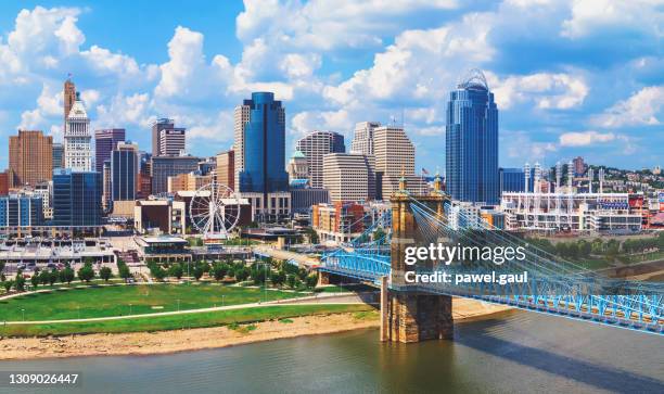 skyline von cincinnati ohio mit john roebling bridge luftbild - ohio stock-fotos und bilder