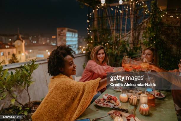 célébrer avec mes copines - repas entre amis photos et images de collection