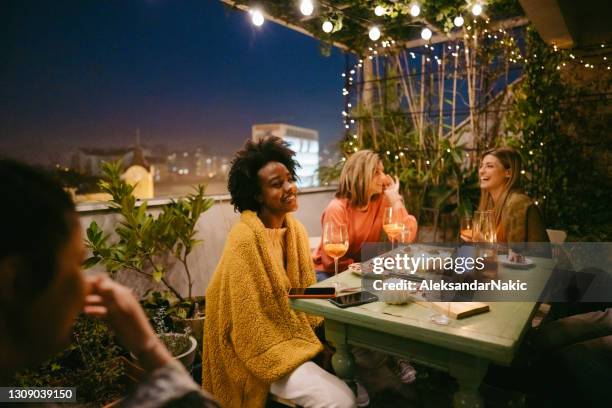 festeggiare con le mie amiche - terrazza foto e immagini stock