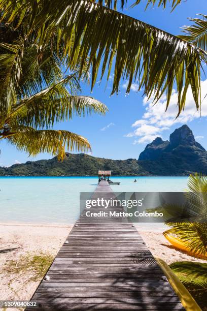 jetty on bora bora lagoon, french polynesia - bora bora stock-fotos und bilder