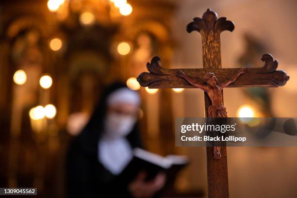 cerca de un hermoso crucifijo de madera con símbolo de jesús. - monja fotografías e imágenes de stock