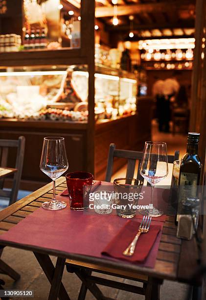 set table outside a restaurant at night - gary love stock pictures, royalty-free photos & images