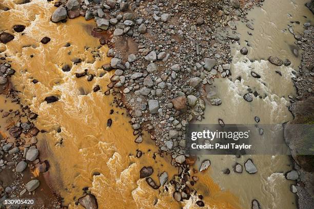 rio sucio in braulio carillo national park - sediment stock-fotos und bilder