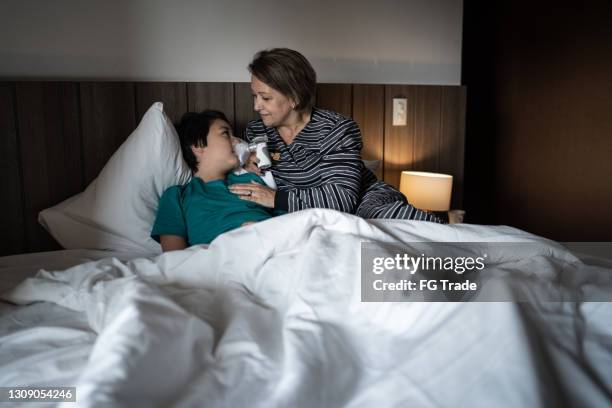 mãe ajudando filho usando nebulizador durante a terapia de inalação - inalador-de-alívio-para-asma - fotografias e filmes do acervo