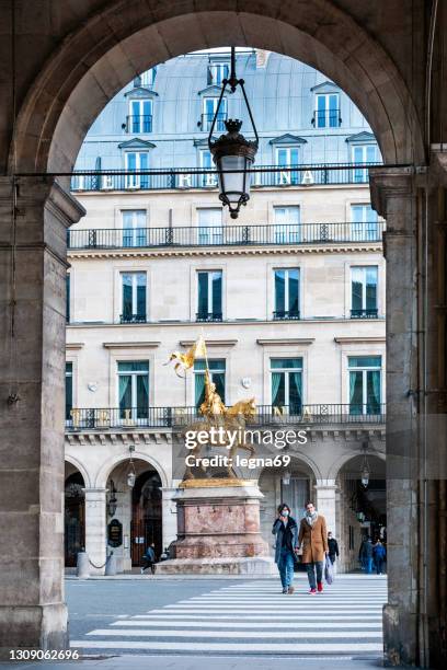 estatua de jeanne d'arc bajo el arco de la calle rivoli. - rue de rivoli fotografías e imágenes de stock