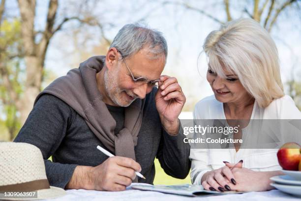 mature couple - kruiswoordpuzzel stockfoto's en -beelden