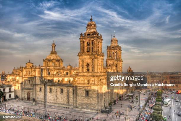 the mexico city metropolitan cathedral in front of the zocalo, downtown mexico city, mexico - estado do méxico imagens e fotografias de stock