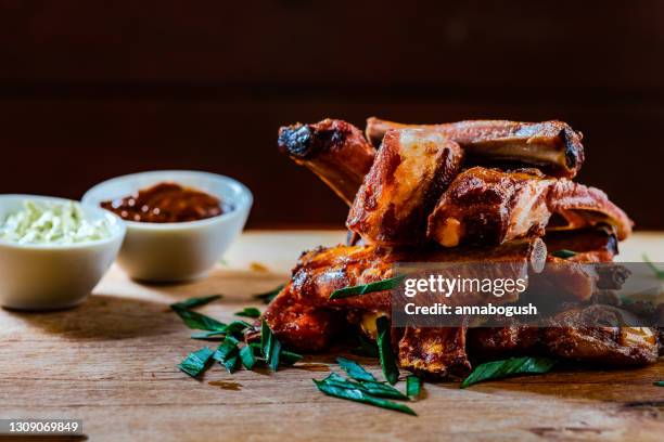 smoked barbecue pork ribs with tartar sauce and tomato ketchup - spare rib 個照片及圖片檔