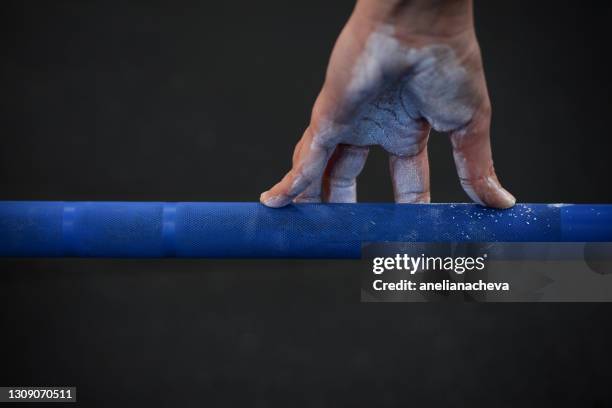 female hand with talc on a barbell lever - turngerät mit holm stock-fotos und bilder