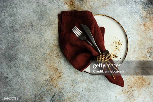 overhead view of a rustic place setting on a table - serviettenring stock-fotos und bilder