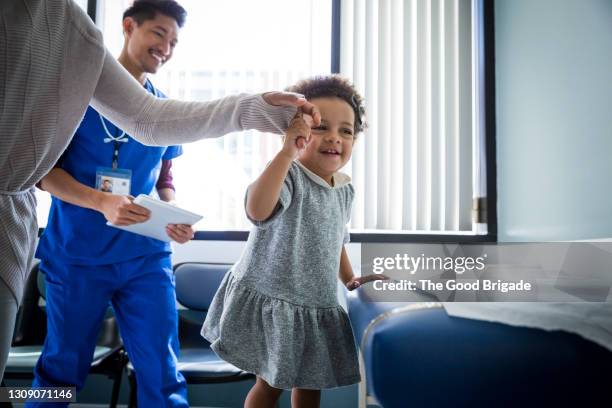 mother and daughter in medical exam room - nurse child stockfoto's en -beelden