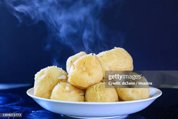 potato - gekookte aardappel stockfoto's en -beelden
