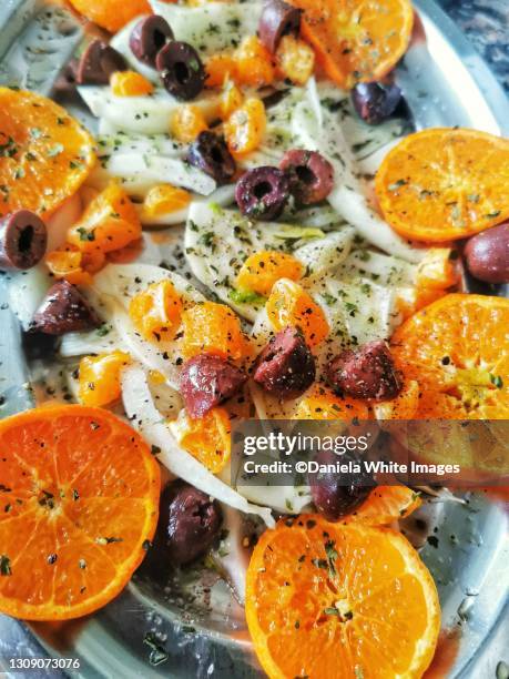 mandarin, fennel and olives salad - aceituna negra fotografías e imágenes de stock
