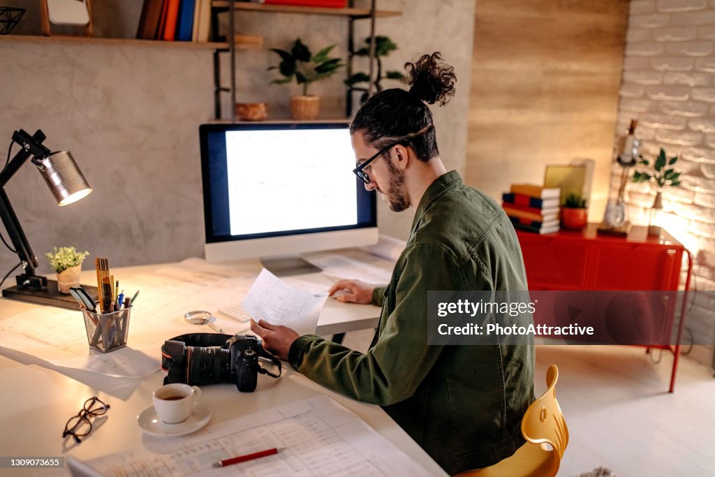 Mem With Computer Business Men Working On Computer High-Res Stock Photo - Getty Images