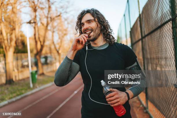 deporte del hombre - barra de proteínas - protein bar fotografías e imágenes de stock