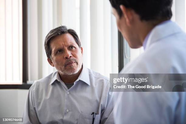 senior patient talking to doctor in hospital room - doctor listener imagens e fotografias de stock