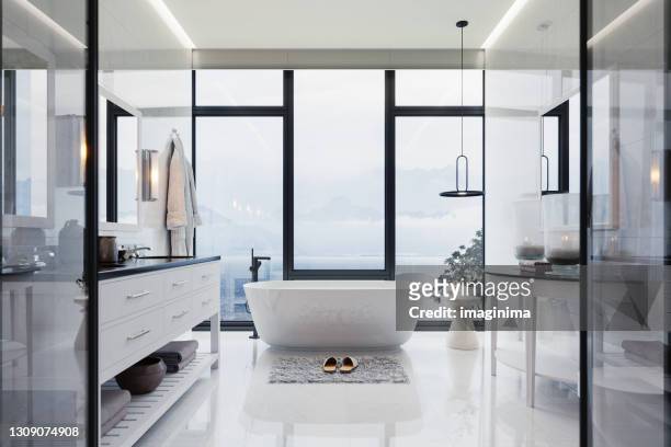 豪華浴室內飾，按摩浴缸和美麗的海景 - clean beauty 個照片及圖片檔
