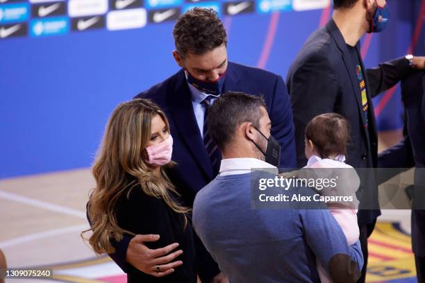 Pau Gasol and Catherine McDonnell look at her daughter Elisabet Gianna Gasol held by Juan Carlos Navarro during the presentation of Pau Gasol as new...