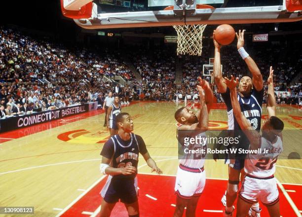 Georgetown's Alonzo Mournng goes up strong to the hole against the University of Connecticut, Hartford, Connecticut, 1990.