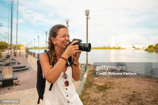 mulher fotografa rio capibaribe em recife, pernambuco - fotografar - fotografias e filmes do acervo