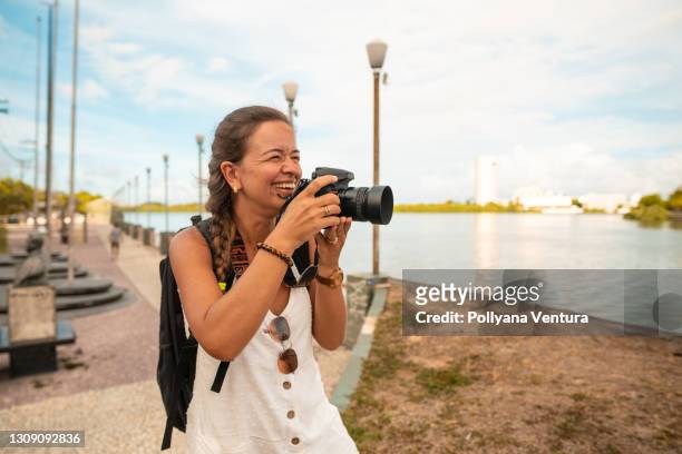 kvinna fotograferar capibaribe river i recife, pernambuco - photographing bildbanksfoton och bilder