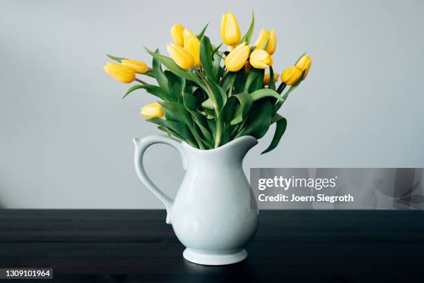 gelber tulpenstrauß - 花瓶 ストックフォトと画像