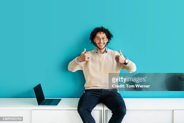office worker giving thumbs up - thumbs up stock-fotos und bilder