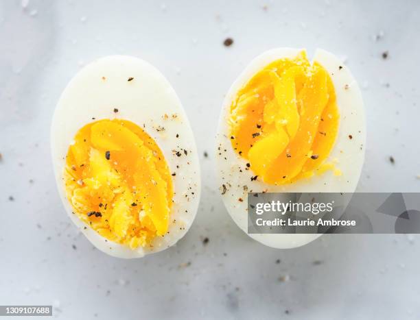 hard boiled eggs - uova foto e immagini stock