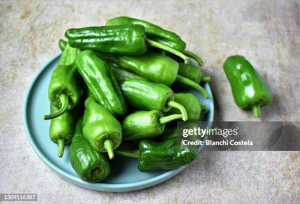 fresh green peppers - jalapeño stockfoto's en -beelden
