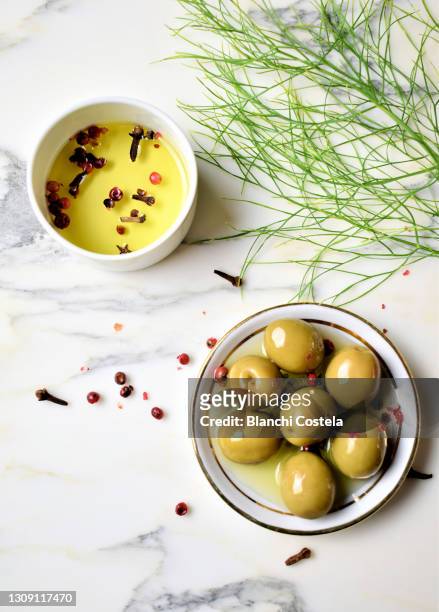 different types of olives in olive oil - olive 個照片及圖片檔