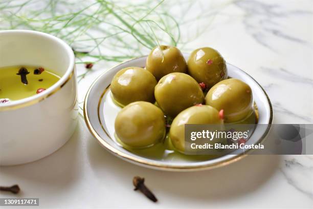 different types of olives in olive oil - kalamata olive fotografías e imágenes de stock