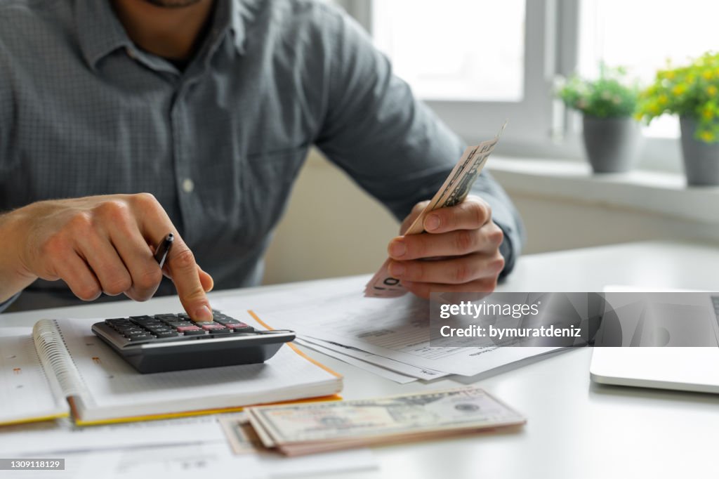 Hombre usando calculadora