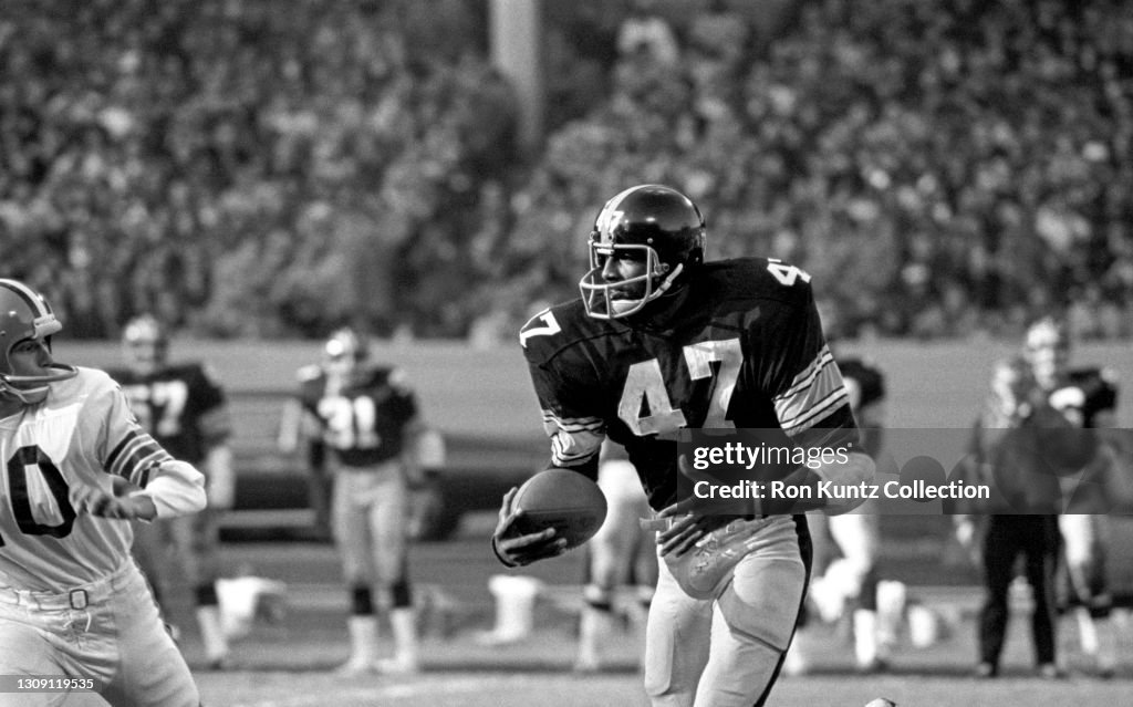 Pittsburgh Steelers v Cleveland Browns
