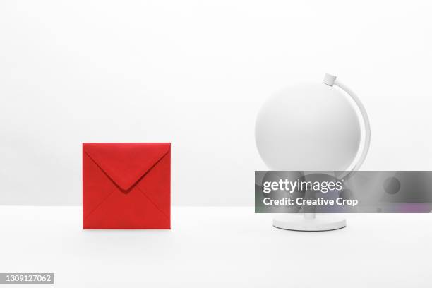 an envelope on a desktop next to a desk globe - microzoa 個照片及圖片檔