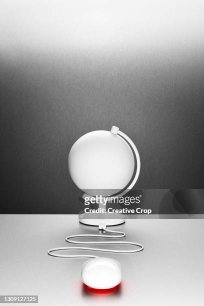 a computer mouse connected to a white desk globe - microzoa 個照片及圖片檔