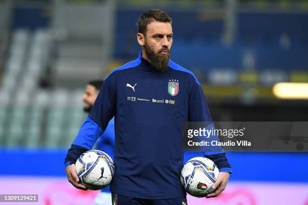 Assistant coach of Italy Daniele De Rossi warms up ahead before the FIFA World Cup 2022 Qatar qualifying match between Italy and Northern Ireland on...