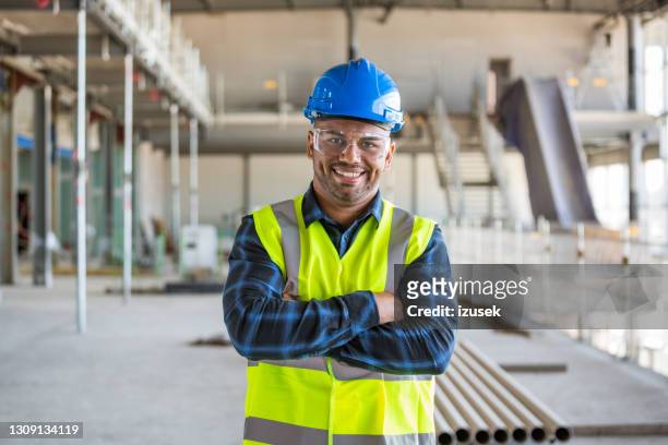 electricista en una obra de construcción cubierta - casco protector fotografías e imágenes de stock