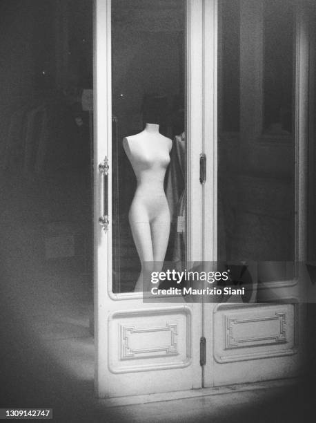 mannequin in a window - lord taylor stock pictures, royalty-free photos & images