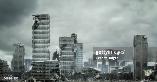 post apocalyptic urban landscape - cinza nuclear imagens e fotografias de stock