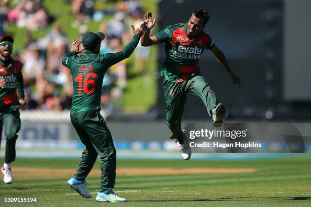 Rubel Hossain of Bangladesh celebrates with Liton Das after taking the wicket of Ross Taylor of New Zealand during game three of the One Day...