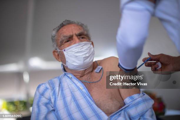 Senior citizen is vaccinated with a dose of the CoronaVac vaccine at the vaccination center of the esplanade of the municipal presidency of...